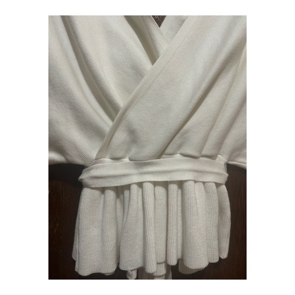 Beautiful pearl sweater
Zise M - Picture 4 of 12